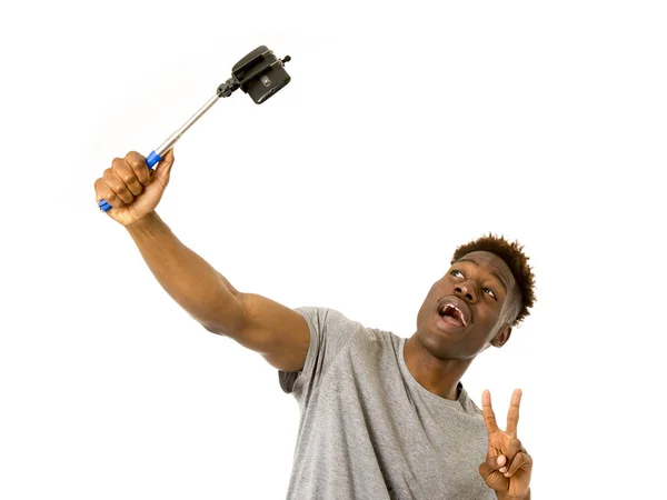 Молодий афро-американський чоловік посміхається щасливий, приймаючи селфі-портрет з мобільним телефоном — стокове фото