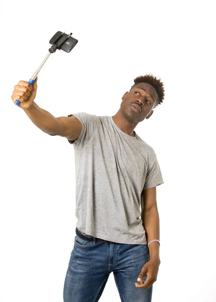 Jeune homme afro-américain souriant heureux de prendre selfie photo autoportrait avec téléphone mobile — Photo