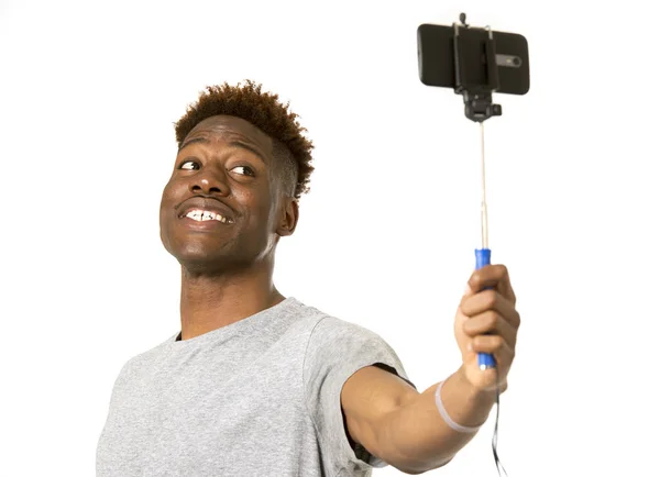 Молодой афро-американец улыбается счастливо фотографируя себя с мобильного телефона — стоковое фото