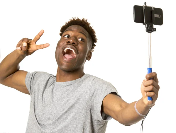 Молодой афро-американец улыбается счастливо фотографируя себя с мобильного телефона — стоковое фото