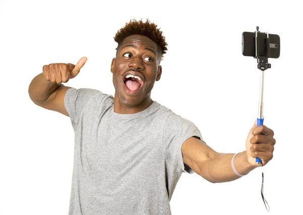 Junger afroamerikanischer Mann lächelt glücklich Selfie Selbstporträt Foto mit Handy — Stockfoto