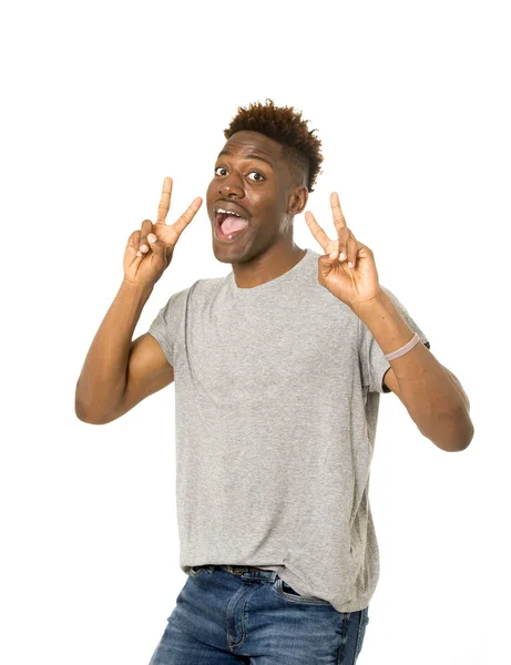 Jeune amical et heureux afro américain homme souriant excité et posant cool et joyeux isolé — Photo