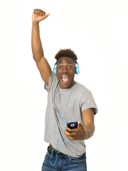 Estudiante negro con auriculares y teléfono móvil escuchando música bailando y cantando —  Fotos de Stock