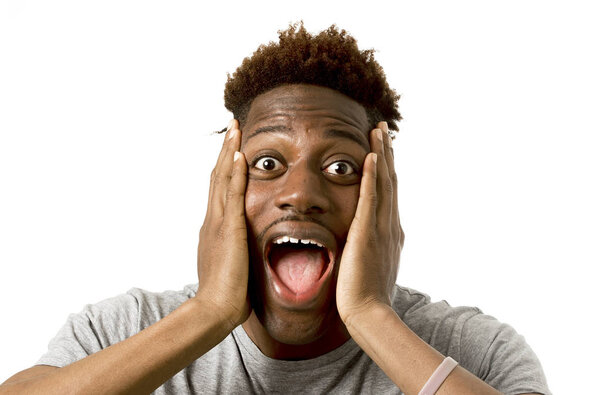 портрет молодого привлекательного афро-американца удивлен с открытым ртом и широко открытыми глазами
