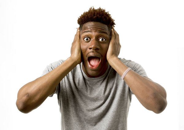 портрет молодого привлекательного афро-американца удивлен с открытым ртом и широко открытыми глазами
