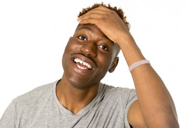 gülümseyen genç dostu ve mutlu afro Amerikalı adam büyük yankı uyandırdı ve serin ve neşeli poz izole