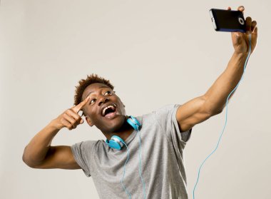 mutlu alarak selfie gülümseyen genç afro Amerikalı adam kendi kendine portre resim ile hareket eden telefon