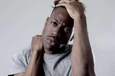 genç çekici afro Amerikalı siyah adam üzgün ve yorgun yüz ifadesinde yorgun arıyorsunuz