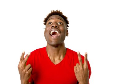 heyecanlı gülümseyen ve serin ve neşeli poz samimi ve mutlu afro Amerikan delikanlı