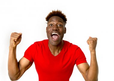 heyecanlı gülümseyen ve serin ve neşeli poz samimi ve mutlu afro Amerikan delikanlı