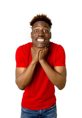 heyecanlı gülümseyen ve serin ve neşeli poz samimi ve mutlu afro Amerikan delikanlı