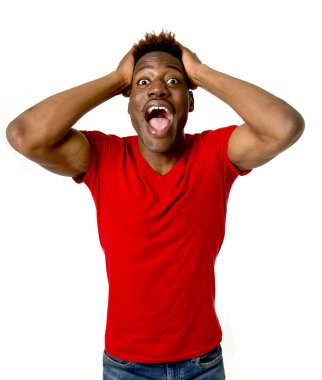 heyecanlı gülümseyen ve serin ve neşeli poz samimi ve mutlu afro Amerikan delikanlı