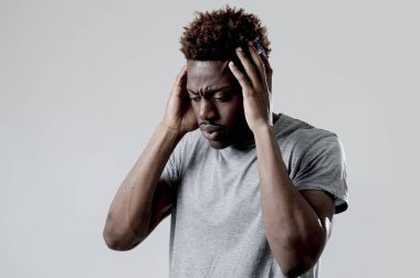 üzgün ve yorgun yüz ifadesinde seyir siyah adam acı baş ağrısı bitkin