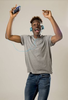 kulaklıklar ve dans ve şarkı müzik cep telefonu siyah öğrenci adam