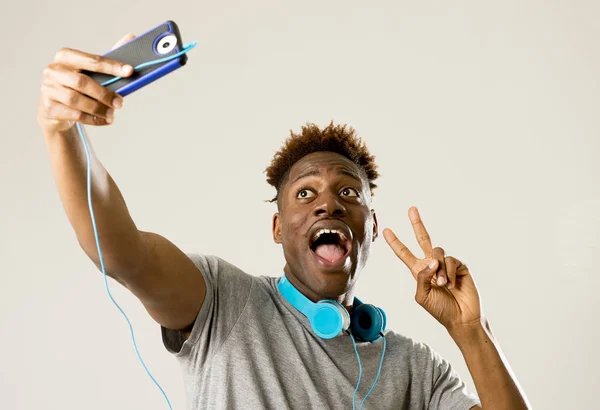 笑って幸せな撮影 selfie アフロ アメリカ青年の携帯電話でのセルフ ポートレート写真 — ストック写真