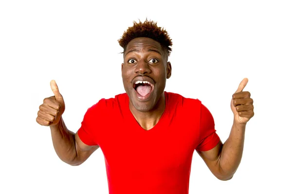 Vriendelijke en gelukkig afro Amerikaanse jongeman glimlachend opgewonden en koel en vrolijke poseren — Stockfoto