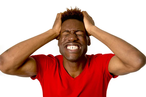 Joven amistoso y feliz afro americano hombre sonriendo emocionado y posando fresco y alegre — Foto de Stock