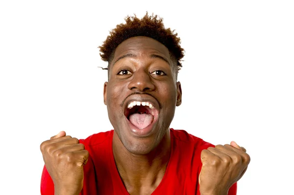 Joven amistoso y feliz afro americano hombre sonriendo emocionado y posando fresco y alegre —  Fotos de Stock