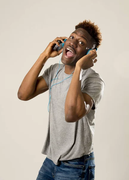 Noir étudiant homme avec casque et téléphone portable écouter de la musique danser et chanter — Photo