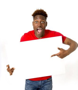 Holding ve kopya alanı birlikte boş panel Panoda gösterilen Amerikalı siyah adam