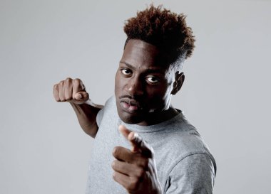 genç çekici Afro-Amerikan siyah adam öfke tehdit kızgın üzgün içinde yumruk ile Delme 