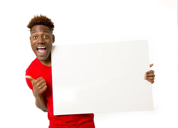 Hombre negro americano sosteniendo y mostrando la cartelera del panel en blanco con el espacio de copia —  Fotos de Stock