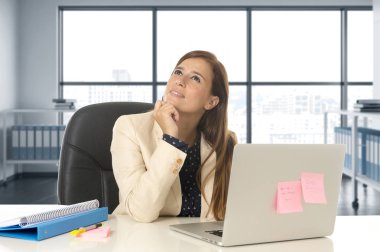 kadın dizüstü bilgisayar Resepsiyon mutlu gülümseyerek çalışma ofisinde dalgın ve düşünceli