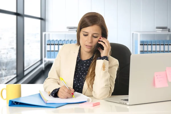 Corporate porträtt unga attraktiva affärskvinna på kontor talar på mobiltelefon — Stockfoto