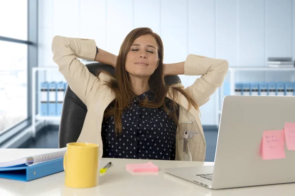 Attraktiv kvinna sitter vid kontorsstol som arbetar på bärbara dator skrivbord — Stockfoto