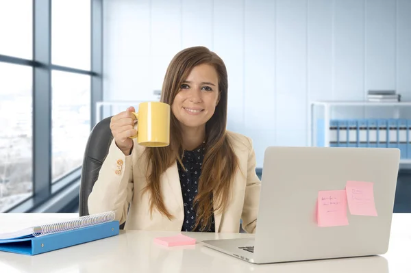 Aantrekkelijke vrouw zit op stoel van het Bureau werkt op laptop computerbureau — Stockfoto