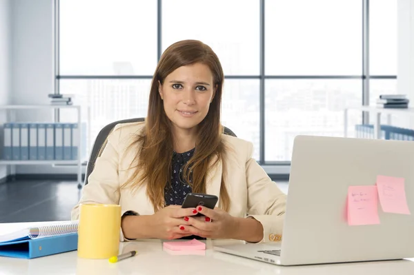 Corporate porträtt unga attraktiva affärskvinna på kontor nätverk på mobiltelefon — Stockfoto