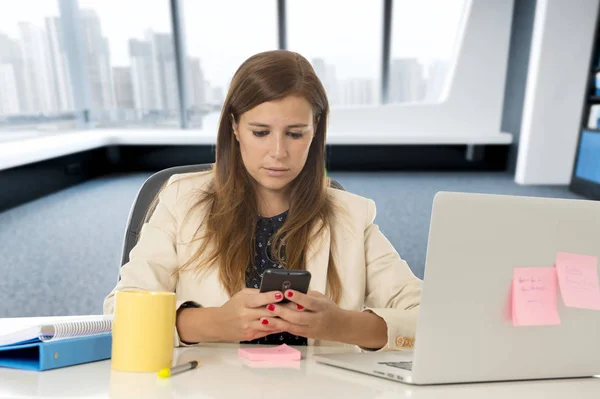 Corporate porträtt unga attraktiva affärskvinna på kontor nätverk på mobiltelefon — Stockfoto