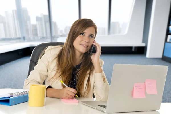 Corporate porträtt unga attraktiva affärskvinna på kontor talar på mobiltelefon — Stockfoto