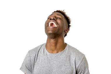 mutlu ve heyecanlı gülen siyah Afrika kökenli Amerikalı adam izole 