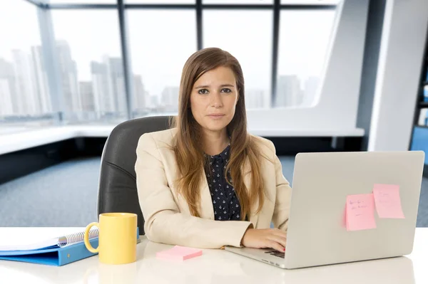 Mulher atraente sentado na cadeira de escritório trabalhando na mesa do computador portátil — Fotografia de Stock