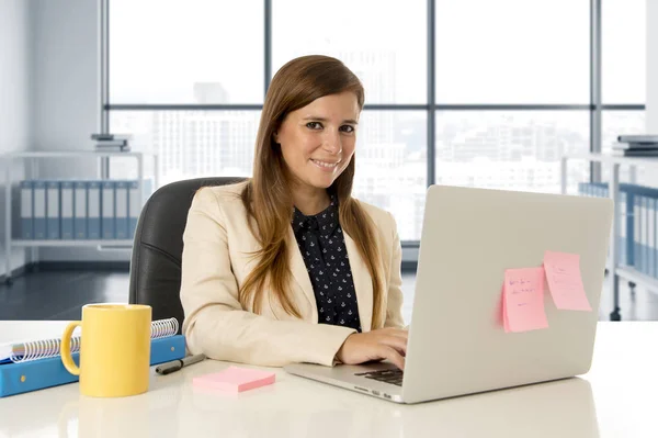 Aantrekkelijke vrouw zit op stoel van het Bureau werkt op laptop computerbureau — Stockfoto