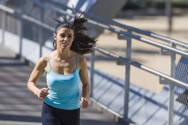 çalışan ve modern metal şehir köprüyü geçtikten koşu genç güzel atletik spor kadın