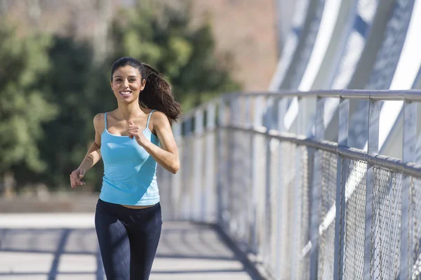 Joven hermosa atlética deporte mujer corriendo y trotando cruzar moderno metal ciudad puente — Foto de Stock