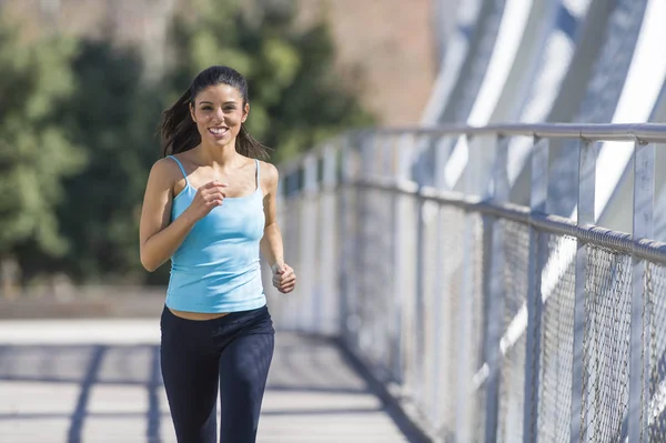 Joven hermosa atlética deporte mujer corriendo y trotando cruzar moderno metal ciudad puente — Foto de Stock