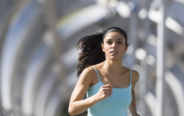 Joven hermosa atlética deporte mujer corriendo y trotando cruzar moderno metal ciudad puente — Foto de Stock