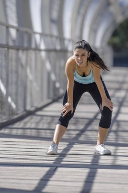 Spor kadın yorgun ve nefes ve aşağı soğutma çalıştırdıktan sonra bitkin