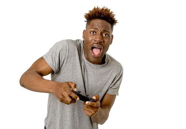 使用远程控制器玩视频游戏，开心和兴奋的黑人美国人 — 图库照片