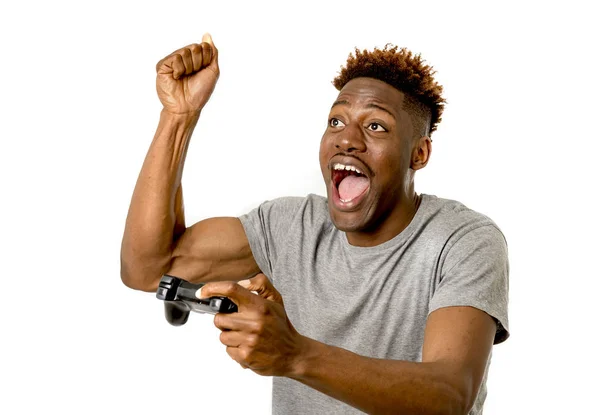 Afro americano hombre usando mando a distancia jugando videojuego ha —  Fotos de Stock