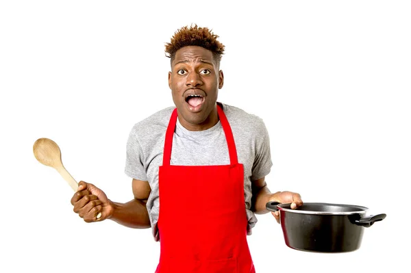 Negro afroamericano hombre casa cocinero en chef delantal cocina olla y — Foto de Stock
