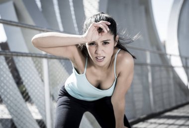 Spor kadın yorgun ve nefes ve aşağı soğutma çalıştırdıktan sonra bitkin