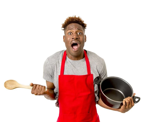 Negro afro americano hombre casa cocinero en chef delantal cocina olla y cuchara perdido y sobrecargado de trabajo — Foto de Stock