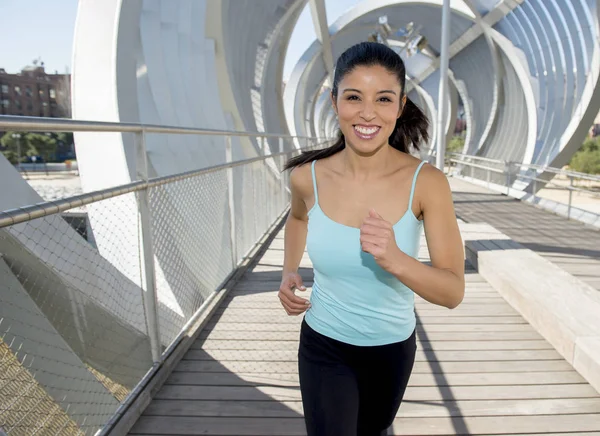 Joven hermosa atlética deporte mujer corriendo y trotando cruzar moderno metal ciudad puente — Foto de Stock