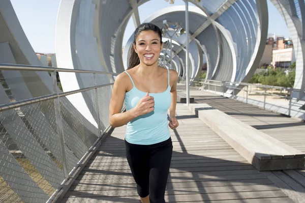 Joven hermosa atlética deporte mujer corriendo y trotando cruzar moderno metal ciudad puente — Foto de Stock