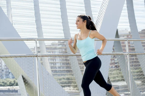 Joven hermosa atlética deporte mujer corriendo y trotando cruzar moderno metal ciudad puente — Foto de Stock