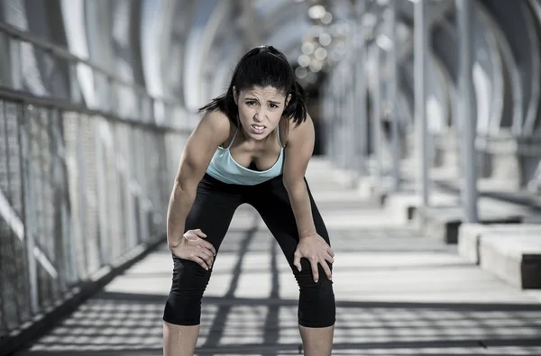 Wanita olahraga lelah dan lelah pernapasan dan pendinginan setelah berjalan — Stok Foto
